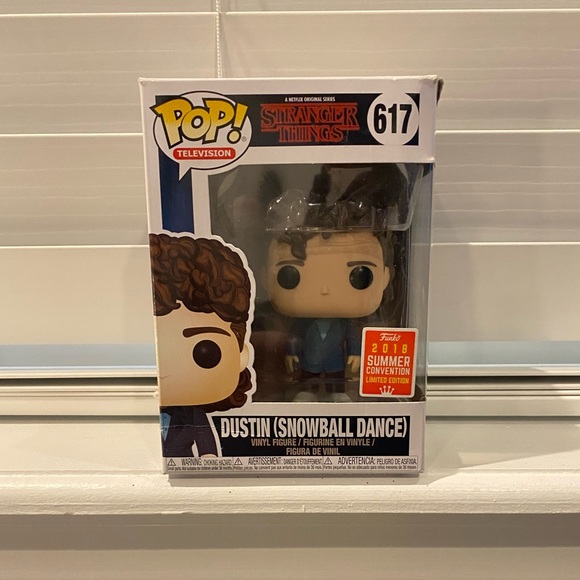 Funko Pop! Stranger Things Dustin Snowball Dance - Summer Exclusive 2018 - Picture 5 of 5